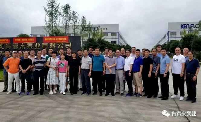 与会人员在遵义南京段良现代农业发展有限公司有限公司大门口合影留念